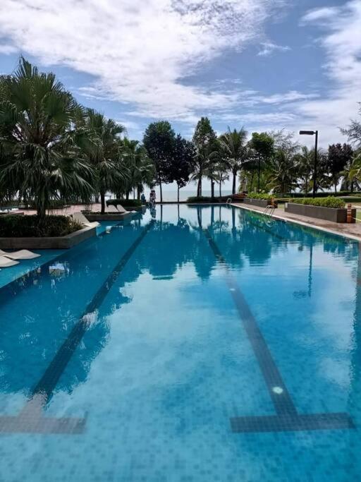 Timurbay Seafront Residence By Ozzy Azizi Kuantan Exterior foto